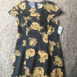 Adorable floral print with Peter Pan collar